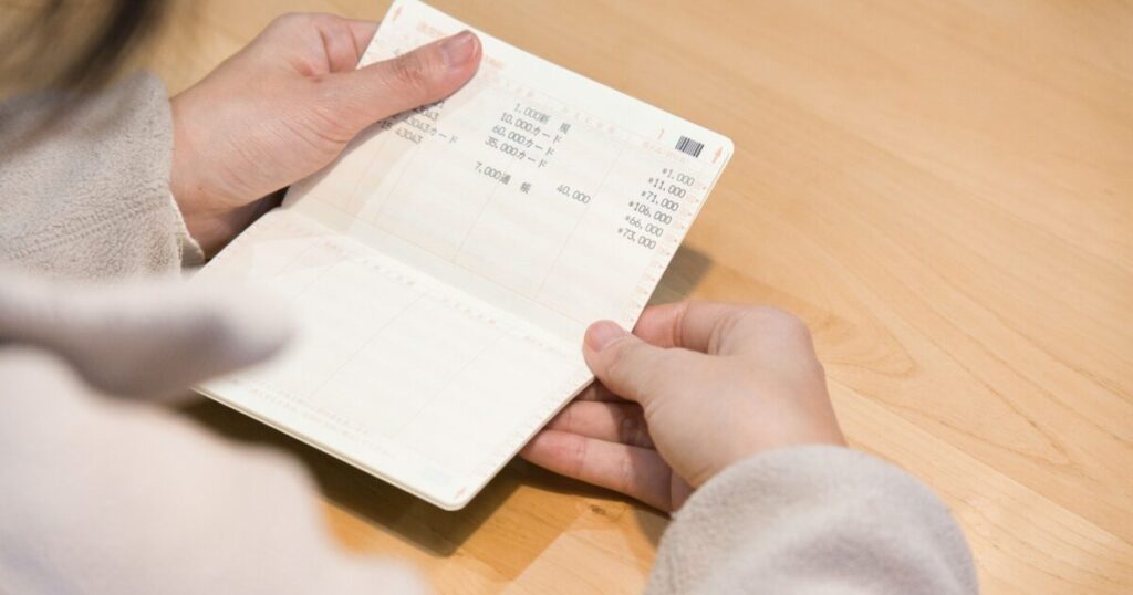 通帳を確認する人の手元
